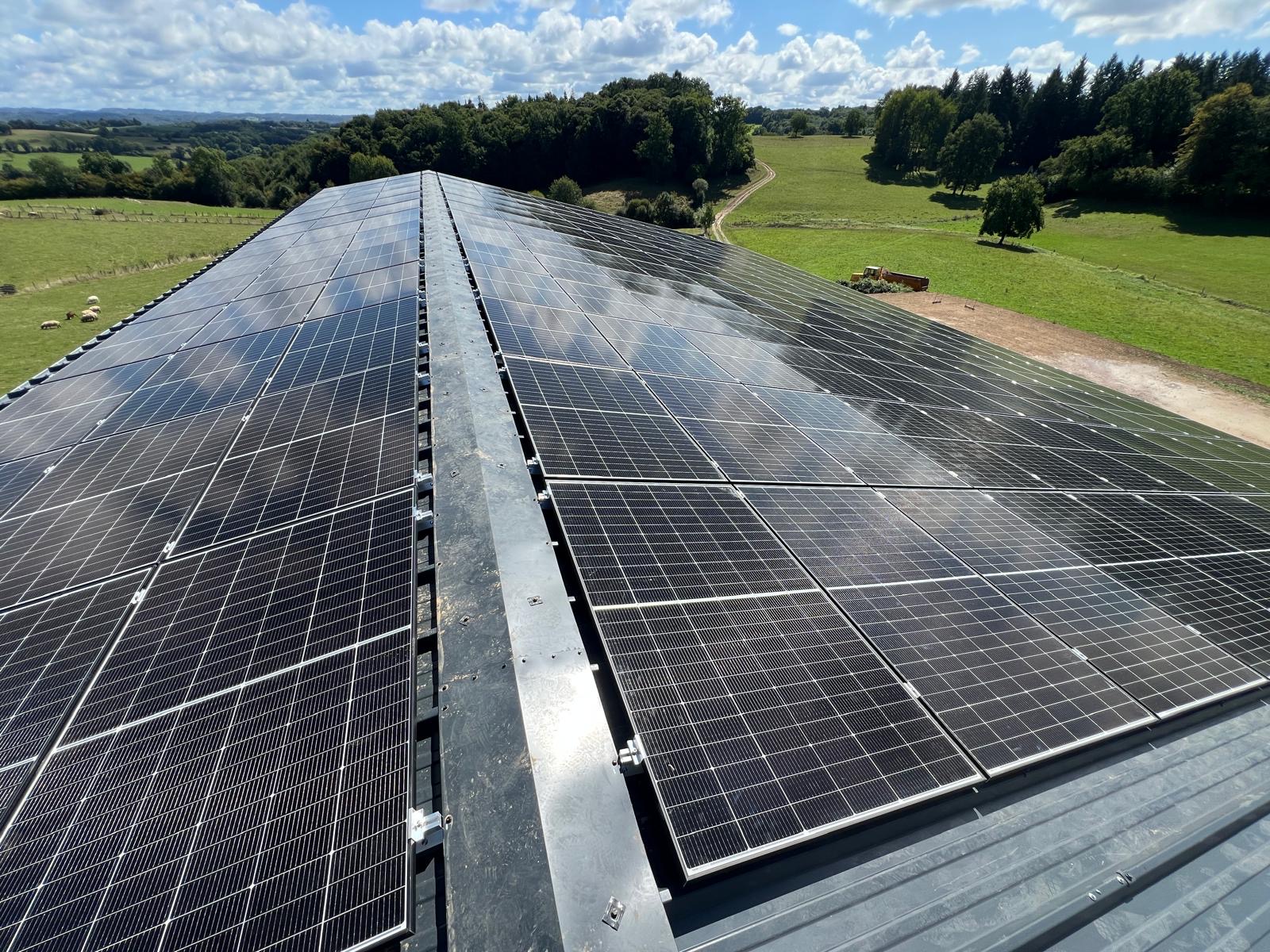 Toiture photovoltaïque sur un bâtiment, vue depuis le faîtage