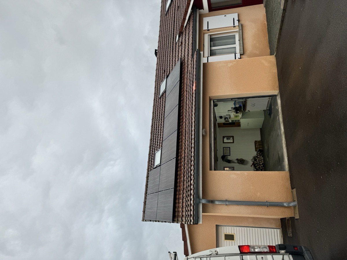 Réalisation SLG ENR : rangée de panneaux photovoltaïques sur toiture d’une maison individuelle