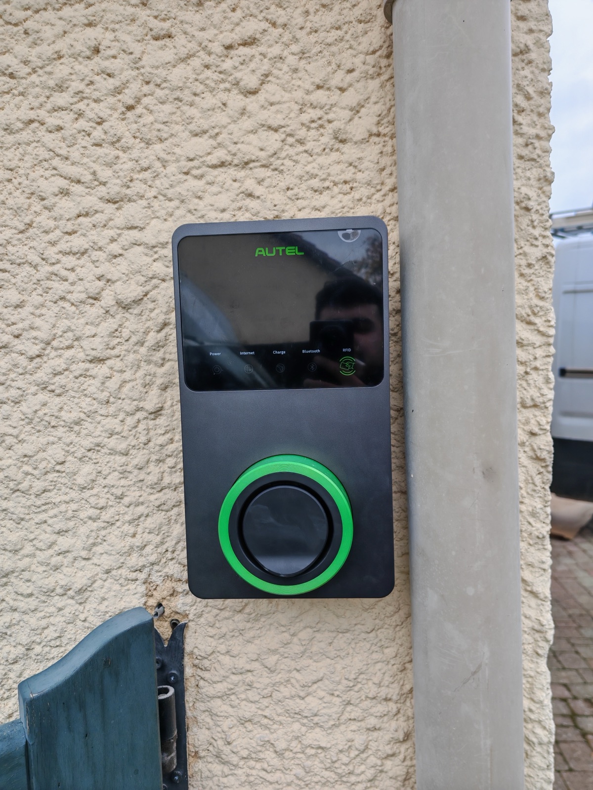 Borne de recharge véhicule électrique — pose SLG RESEAU ENR Loire