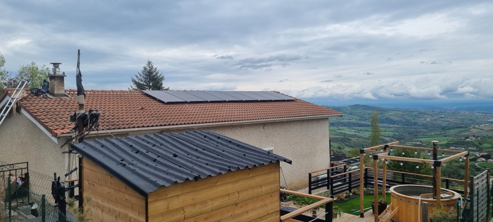 Installation photovoltaïque réalisée par SLG RESEAU ENR dans la Loire — chantier 2