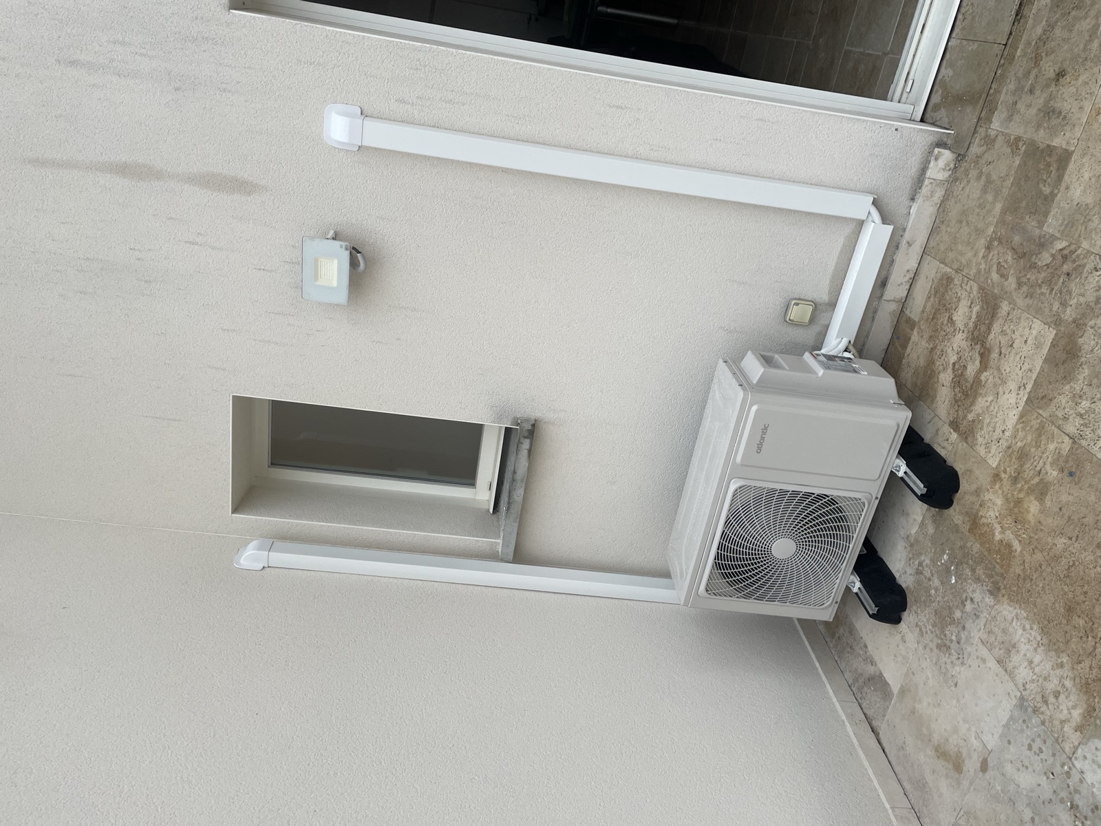 Installation climatisation — chantier SLG RESEAU ENR Loire